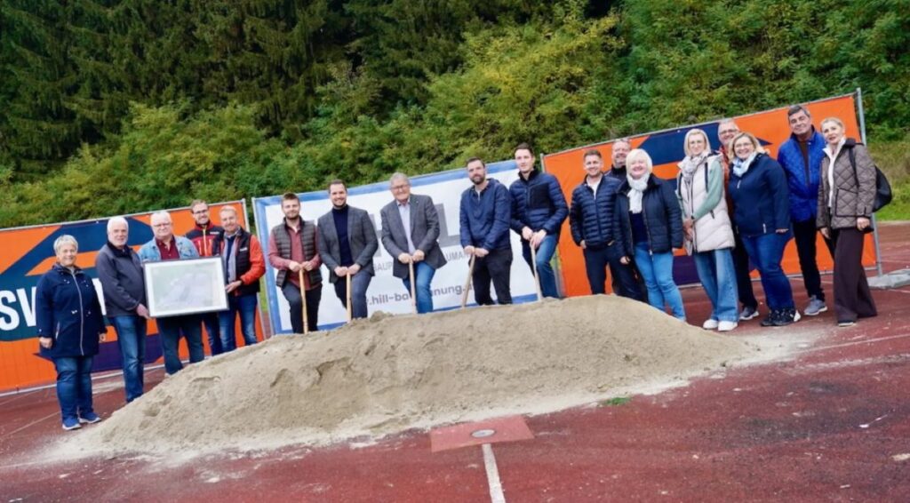 Christoph Högler und Daniel Stelzl beim Spatenstich der Padel-Anlage in Wies