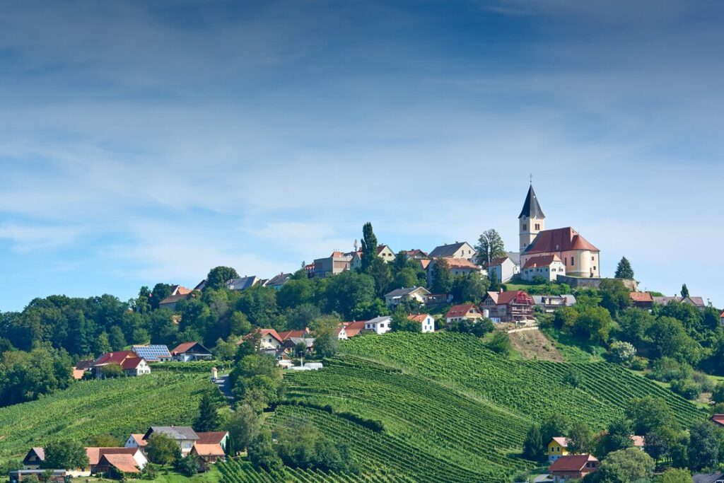 Aussichtswarte Frutten-Gießelsdorf: Kulinarik, Jobs und regionale Wirtschaft mit Weitblick Bila via steiermark.com St. Anna am Aigen Die Region erleben